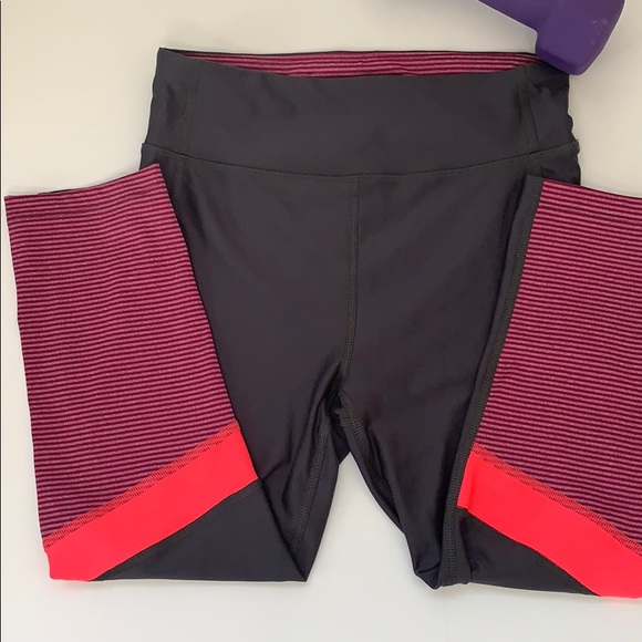 Under Armour Pants - 💪🏻 Never worn! UA compression capri legging